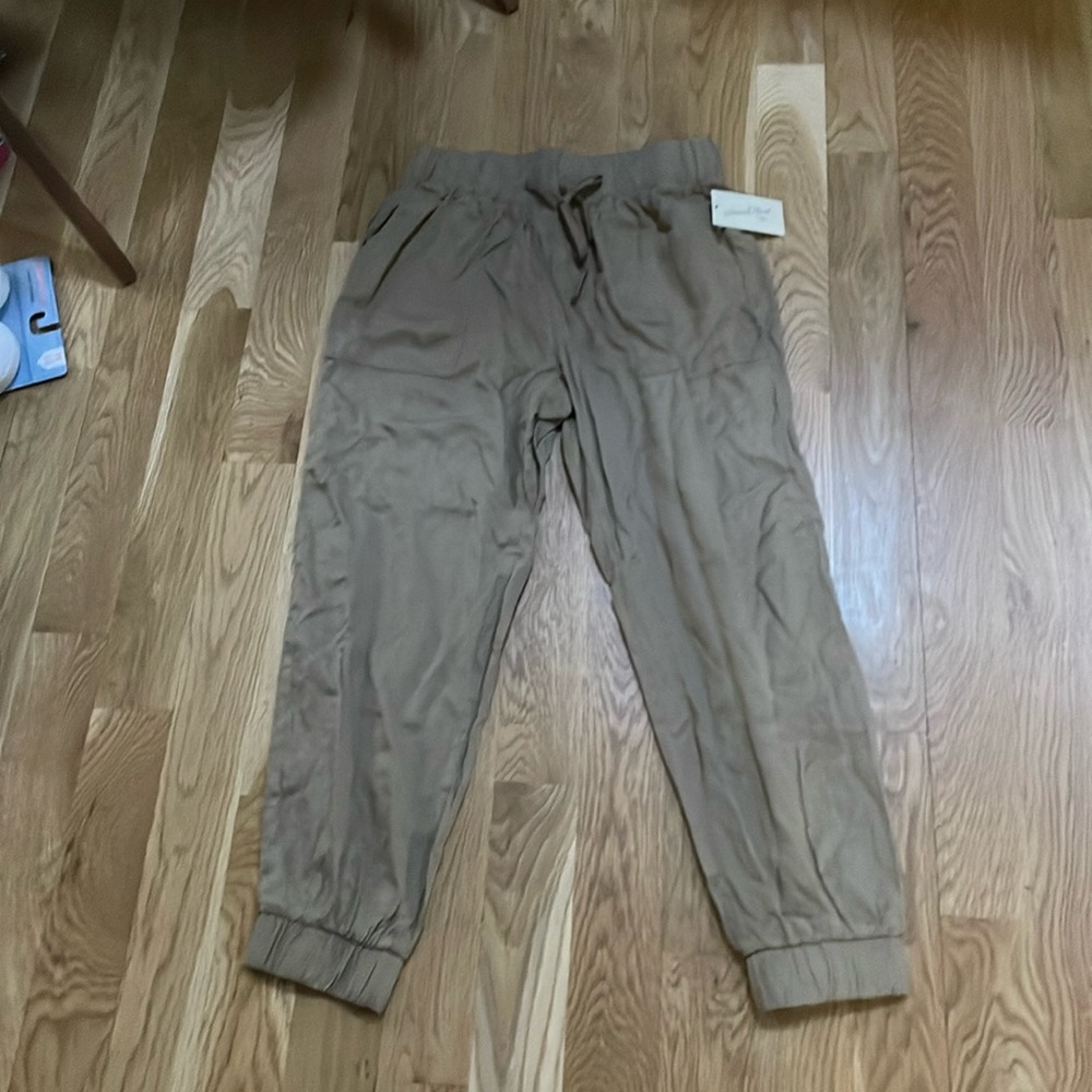 Parachute pants 
Color: light brown
Size: Medium 
Brand: Universal Thread